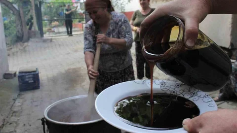 Erzincan'da Geleneksel Dut Pekmezi Üretimi