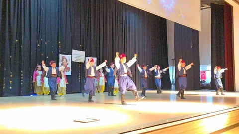 Denizli'de Miniklerin Halk Oyunları Gecesi