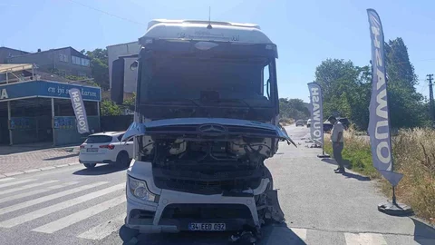 Küçükçekmece’de Tır ve Ticari Araç Çarpıştı