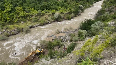 Artvin'de Dereye Düşen Araç Aranıyor