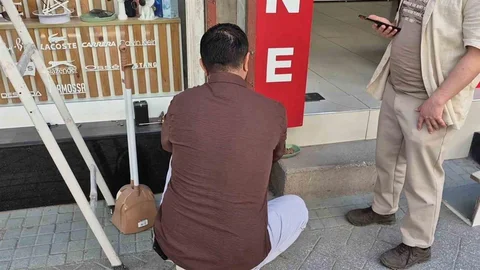 Eskişehir'de Tabelaya Sıkışan Kediyi Kurtardılar