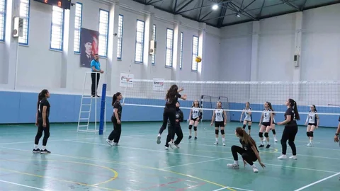 Erzincan'da Voleybol Müsabakaları Devam Ediyor