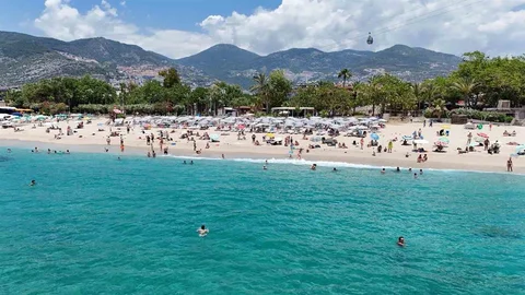 Alanya'da Sıcak Hava Turistleri Çekiyor