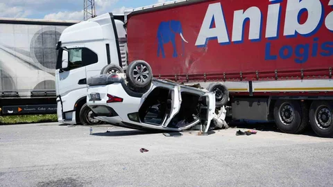 Kapıkule'de Tır ile SUV Çarpıştı