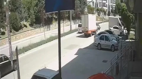 Elazığ'da Otomobil ile Kamyonet Çarpıştı