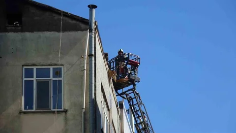 Ataşehir'de Çatı Yangını Kontrol Altına Alındı