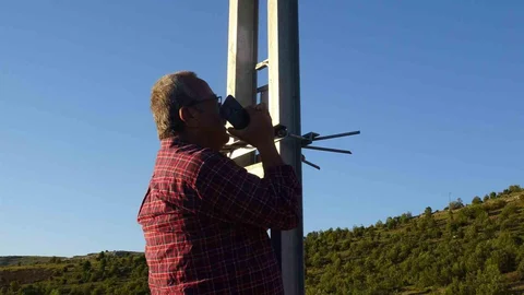 Telefon çekmeyen mezrada vatandaşlar elektrik direğine çıkıyor