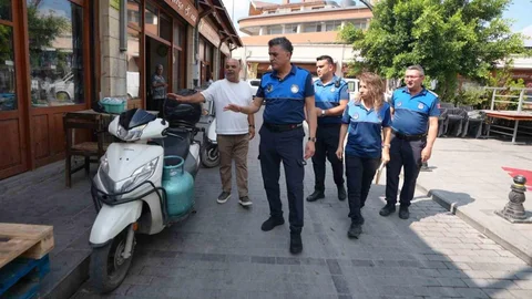 Tarsus’ta zabıtadan esnafa ortak kullanım alanı bilgilendirmesi