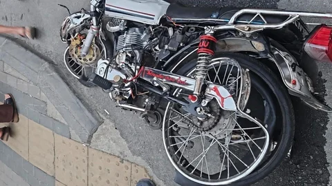 Mersin’de otomobille çarpışan motosiklet sürücüsü ağır yaralandı
