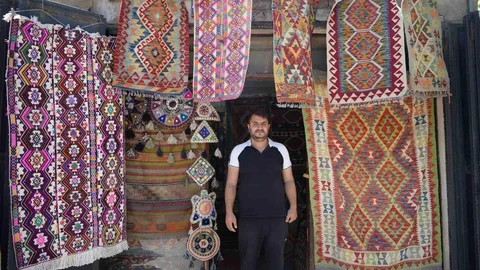 Yörük köylerinden topladığı halı ve kilimleri satarak geçmişi geleceğe taşıyor