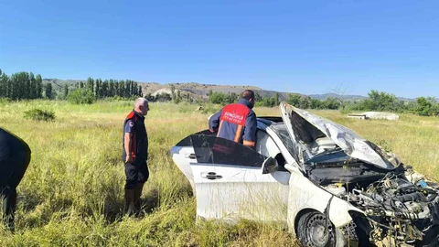 Çorum'da Otomobil Şarampole Devrildi