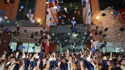 İİBF ve Teknoloji Fakültesinde mezuniyet sevinci