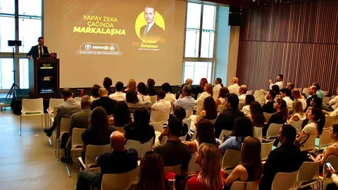 İzmir'de Yapay Zeka ve Markalaşma Tartışıldı