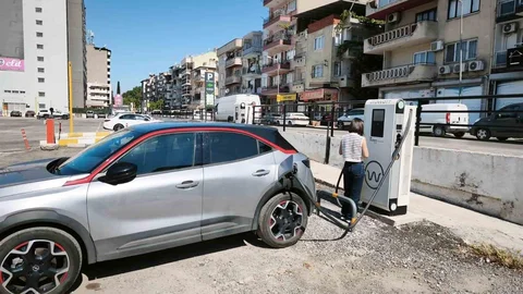 Efeler'de Elektrikli Araç Şarj İstasyonları Açıldı