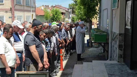 Eskişehir'de Araç Altında Kalan Ayşe Teyze Uğurlandı