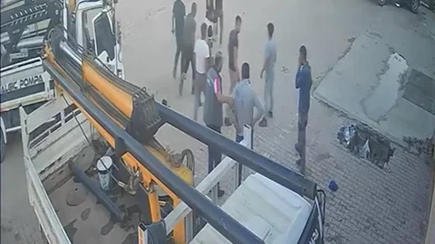 Yumruk, tokat ve tekmelerin havada uçuştuğu kavga kamerada