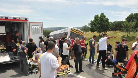 Edirne'de Yolcu Minibüsü Tıra Çarptı