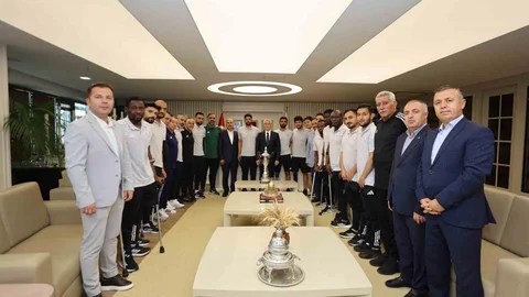Şahinbey Ampute Futbol Takımı şampiyonluk kupasını kaldırdı