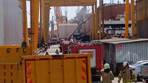 Tuzla'da Tersanede Yangın Çıktı