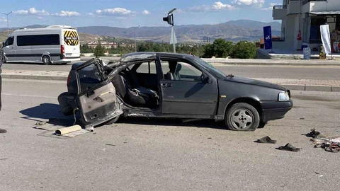 Elazığ'da Otomobil Aydınlatma Direğine Çarptı
