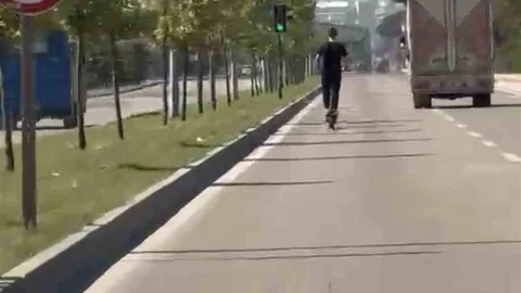 Bursa'da Elektrikli Scooter ile Tehlikeli Yolculuk