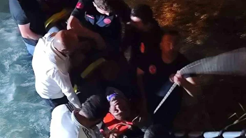Van'da Kamyonet Dereye Düştü