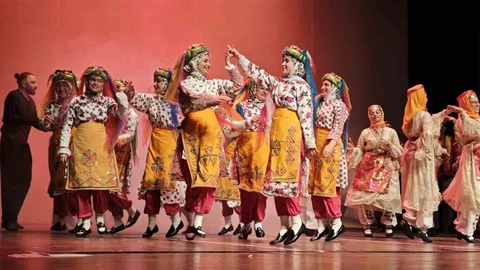 Mersin'de Geleneksel Halk Dansları Gösterisi