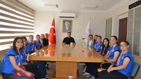 Emet'te Voleybol Takımı Ödüllendirildi