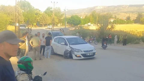 Adıyaman'da Elektrik Direğine Çarpan Otomobilde 5 Yaralı