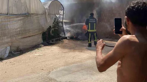 Antalya'da Park Halindeki Araç Yanarak Kullanılamaz Hale Geldi