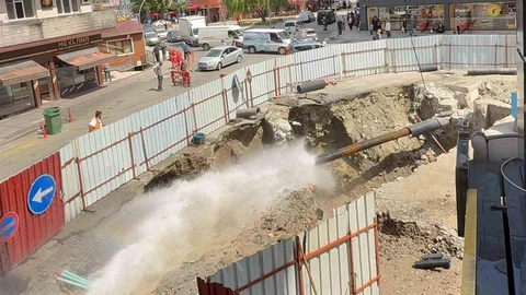 Rize'de Tarihi Köprüde Su Borusu Patladı