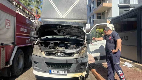 Antalya'da Nakliye Kamyonu Yangını