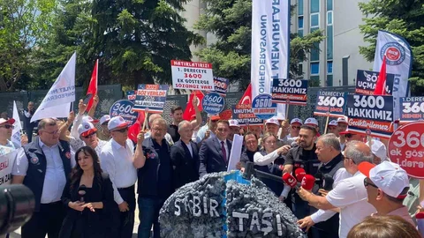 Memurlar Taleplerini Sabır Taşı ile İfade Etti