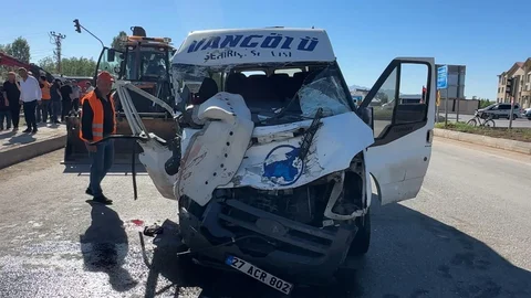 Yüksekova'da Minibüs ve Kamyon Çarpıştı