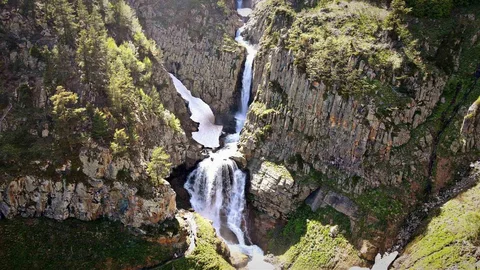 Artvin'de Bazgiret Şelalesi Ziyaretçi Akınına Uğradı