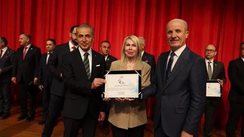 Akdeniz Üniversitesi'ne Spor Ödülü Verildi