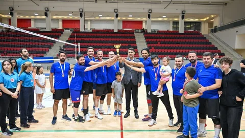 Uşak'ta Voleybol Turnuvası Ödülleri Dağıtıldı