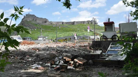Kars'ta Tarihi Bölgeyi Etkileyen İnşaat Kalıntıları