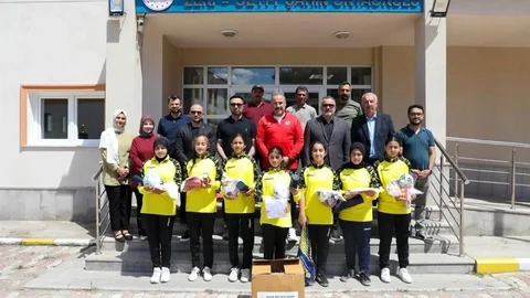 Sivas'ta Okullara Spor Malzemesi Desteği