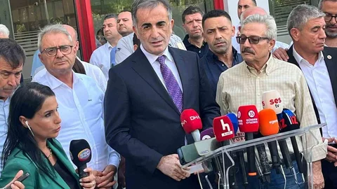 İzmir'de CHP Olağanüstü Toplantı Gerçekleştirildi