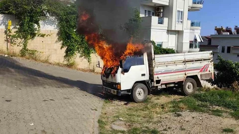 Alanya'da Kamyonette Yangın Çıktı