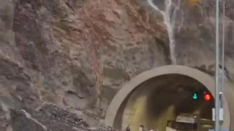 Artvin'de Karayolu Heyelanla Kapandı