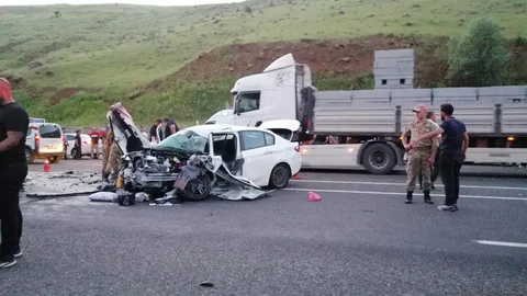 Solhan'da Tır ve Otomobil Çarpıştı