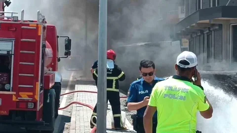 Tatvan'da Lastik Yangını Elektrik Hattına Sıçradı