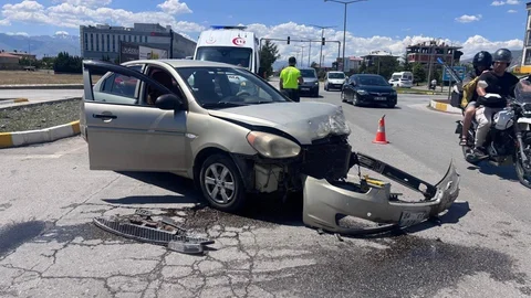 Erzincan'da İki Otomobil Çarpıştı