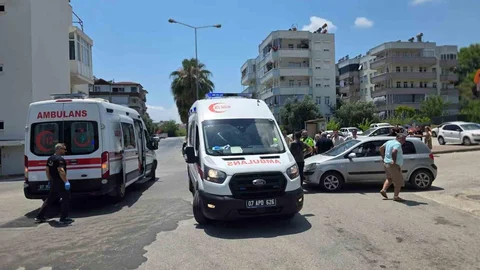 Antalya'da Motosiklet ve Otomobil Çarpıştı