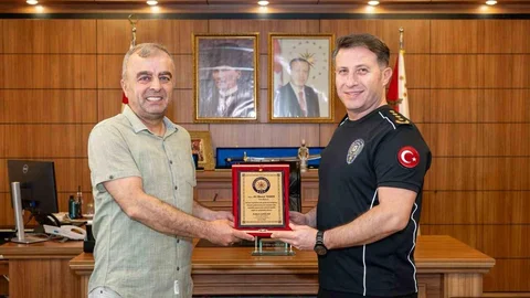 Bilecik'te Emekli Polis Memuruna Plaket Verildi