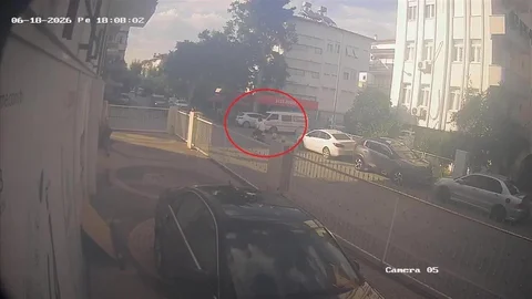 Antalya'da Kamyonetle Motosiklet Çarpıştı