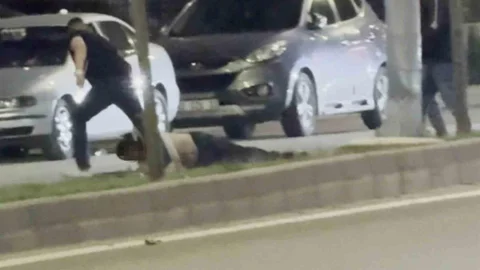 Aksaray'da Bıçaklı Saldırganın Tokatla Yere Serilmesi