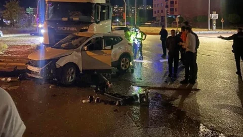 Bayburt'ta Tır-Cip Kazası: 1 Yaralı